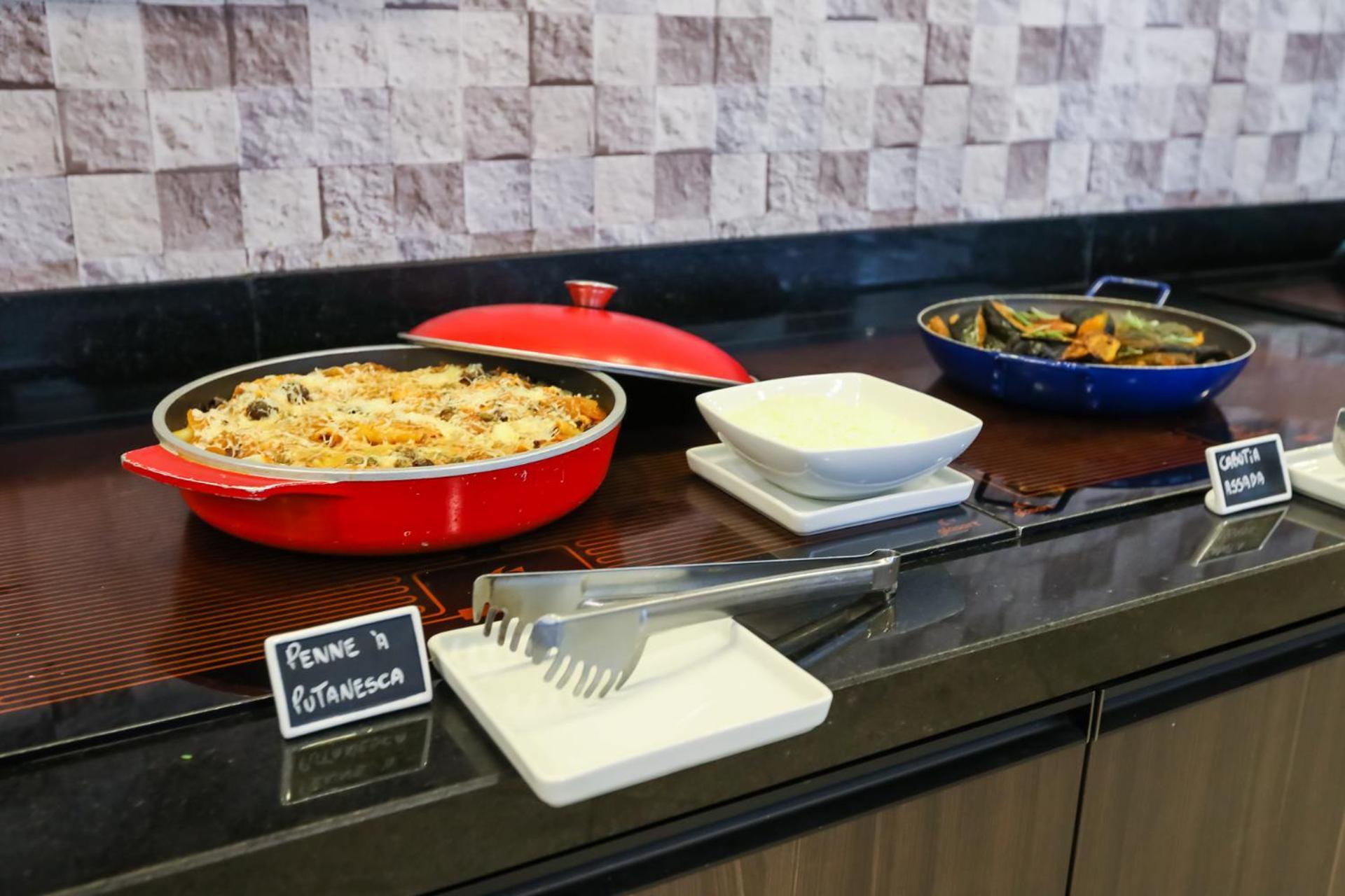 Tryp By Wyndham Ribeirao Preto Hotel Ngoại thất bức ảnh A buffet at a restaurant
