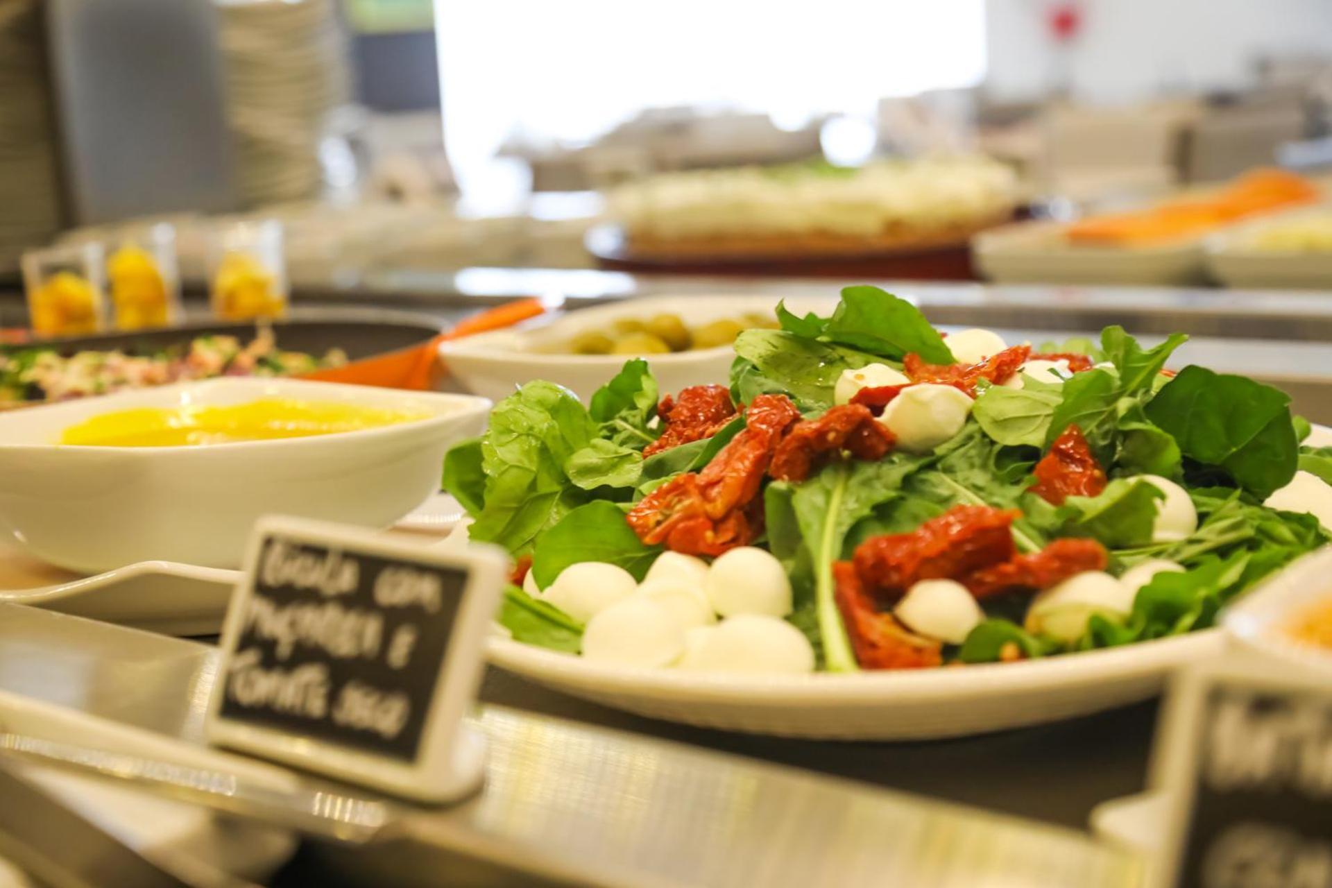 Tryp By Wyndham Ribeirao Preto Hotel Ngoại thất bức ảnh A salad with sun-dried tomatoes