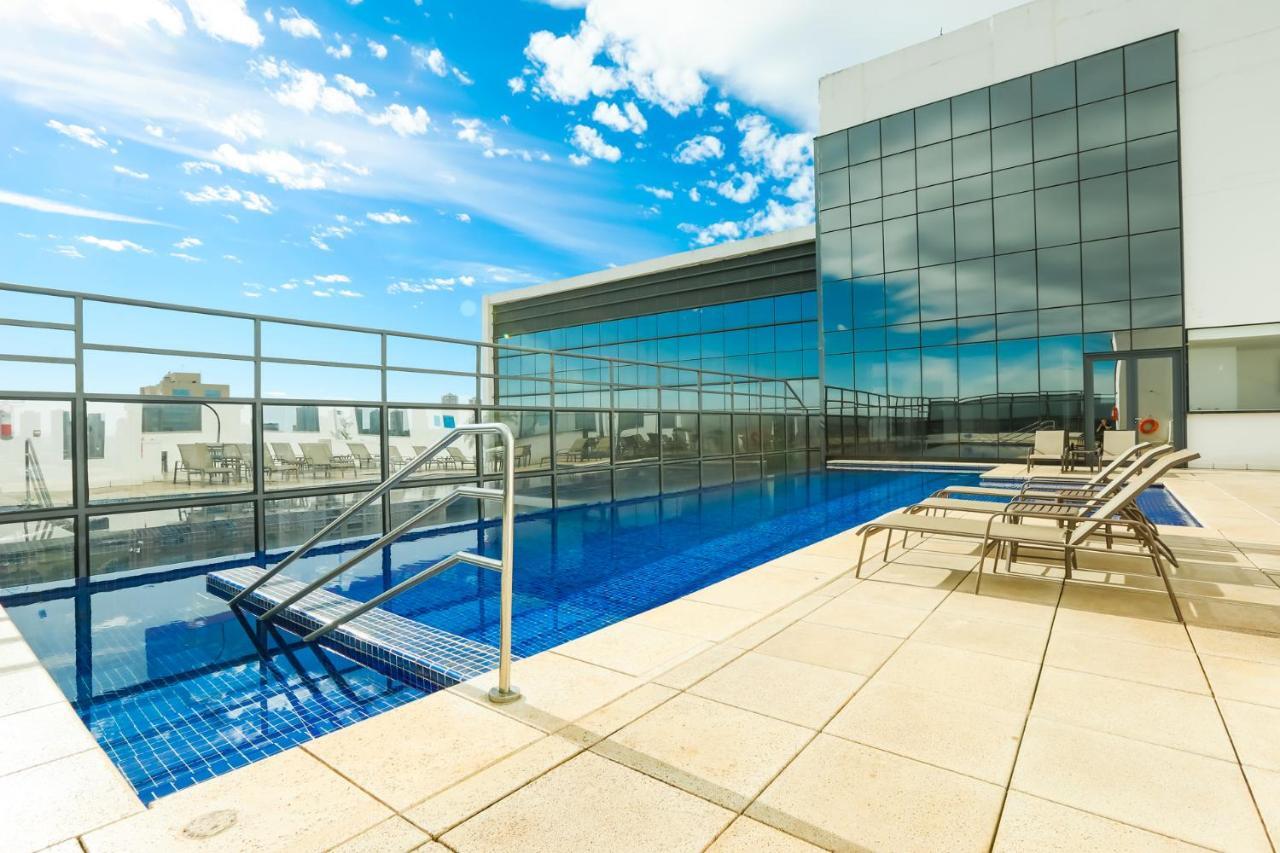 Tryp By Wyndham Ribeirao Preto Hotel Ngoại thất bức ảnh Rooftop pool at the hotel