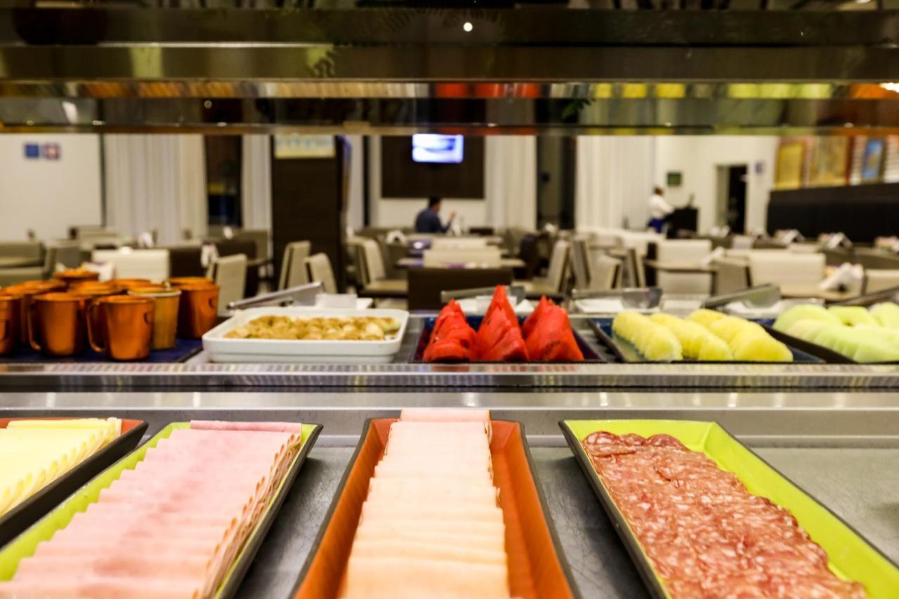 Tryp By Wyndham Ribeirao Preto Hotel Ngoại thất bức ảnh A buffet at a hotel