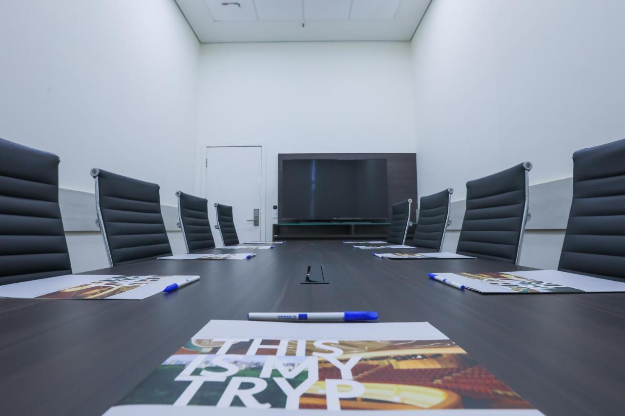 Tryp By Wyndham Ribeirao Preto Hotel Ngoại thất bức ảnh A meeting room at the headquarters of the company